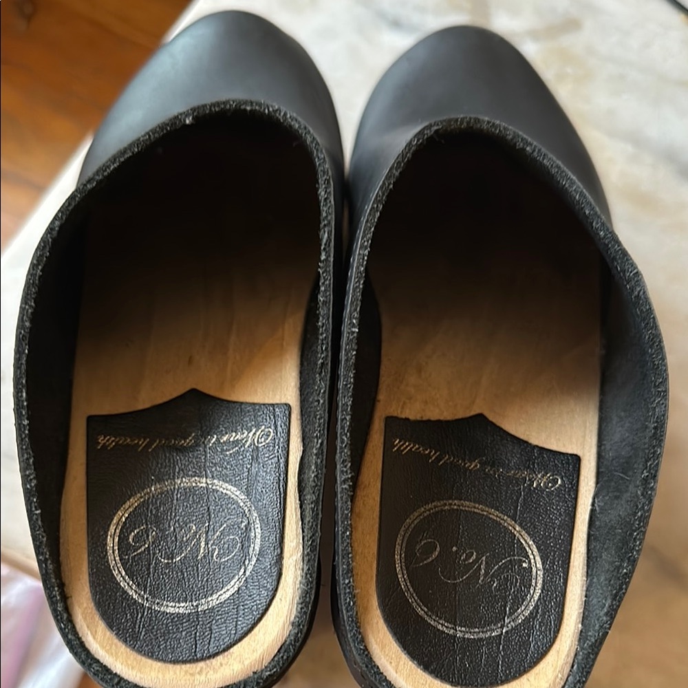 No6 Black Leather Clogs